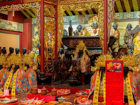 到台北霞海城隍廟求月老賜良緣時，不妨也參拜其他神明，祈求神明庇佑。（攝影／黃建彬）