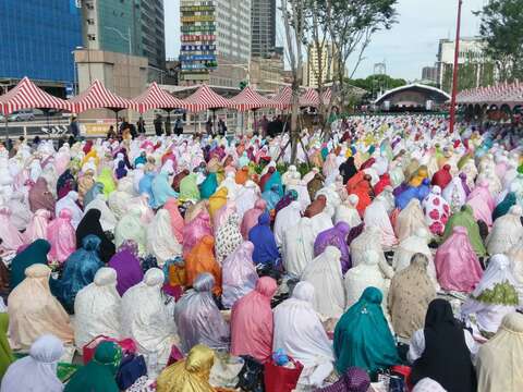 虔誠的穆斯林朋友一大早齊聚行旅廣場參加禮拜