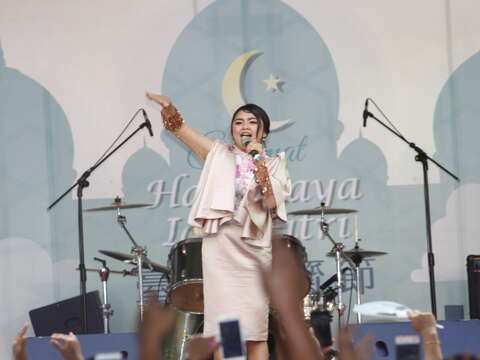 印尼知名藝人Septi_Vhanesa登台開唱掀起高潮