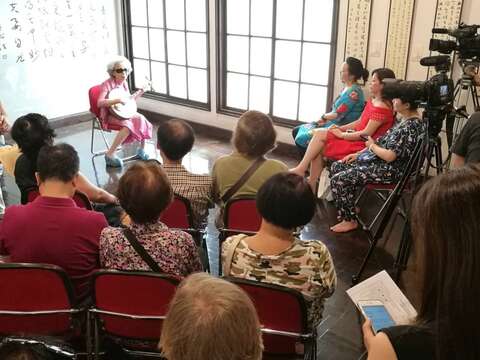 國寶級藝師楊秀卿在梅庭的月琴唸唱吸引遊客及媒體耹聽