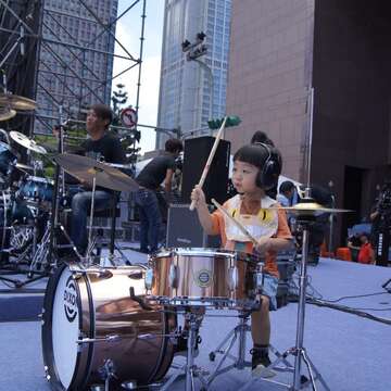 董事長樂團鼓手Micky的兩歲兒子「萌帥」，敲打特製兒童鼓，展現小小朋友的搖滾萌力