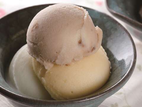永富冰淇淋，使用土窯燒的冰淇淋碗。（攝影／楊智仁）