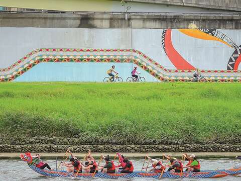 夏日的大佳河濱公園時常有民眾會在此划船、騎單車。（攝影／黃建彬）