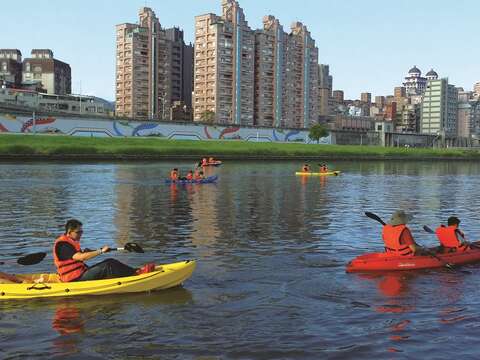 到大佳河濱公園可體驗在基隆河上划獨木舟的樂趣。（圖╱台北市政府體育局提供）