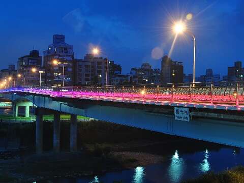 相片5：恆光橋照明妝點夜景