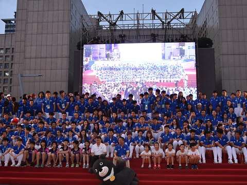 柯文哲市長和台灣選手在市府前廣場與全民相聚，為世大運畫下美好的句點。