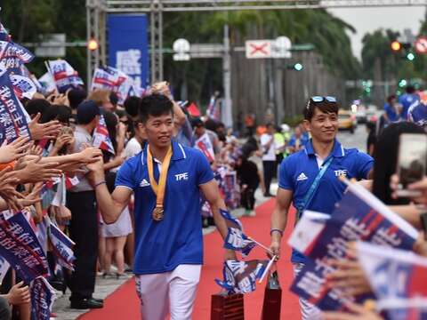 體操金牌選手李智凱踏上星光紅毯，民眾夾道歡迎，熱情吶喊「臺灣英雄 感謝有您」。