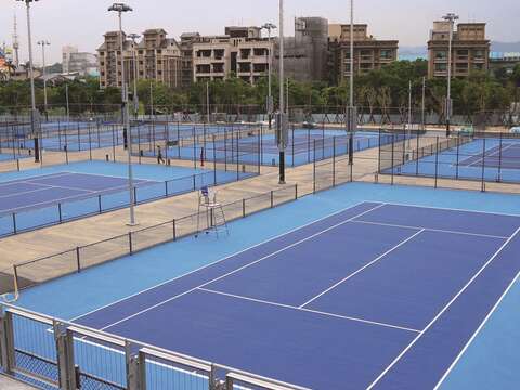 台北市網球中心包含室內室外共16面球場。（圖／2017臺北世大運組委會提供）