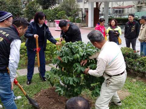 圖1、柯市長等人受邀新植咖啡樹紀念活動