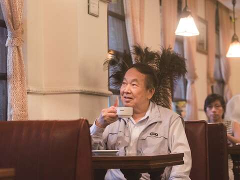 簡錦錐坐在明星咖啡館裡回憶過往名人雅士聚集的美好時光。（攝影／唐紹航）