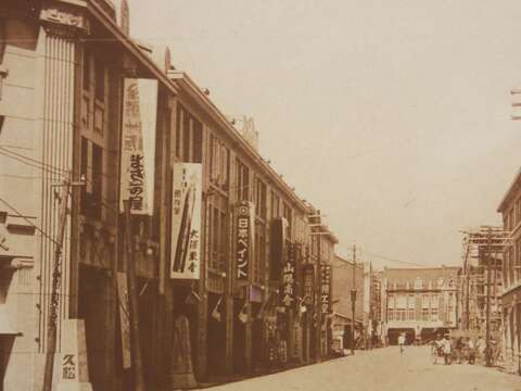 城中市場位於昔日台北城的商業繁榮區域，從1931年武昌街1段的街景即可看出當時此區域的興榮。（攝影／梁忠賢）