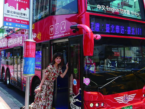 田中里奈大力推薦台北雙層觀光巴士給初次訪台的遊客。（圖／台北市政府觀光傳播局提供）