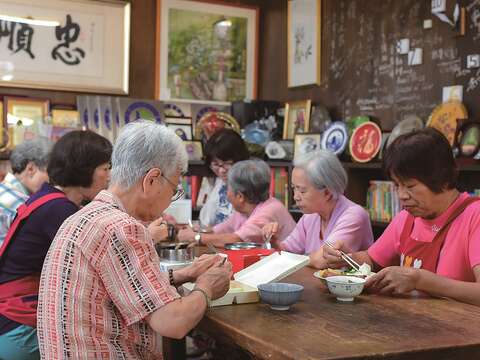 台北市開辦共餐據點，促進銀髮族情感交流。（攝影／黃建彬）