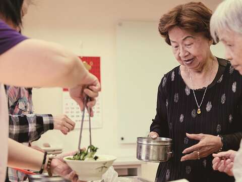 信義老人服務中心提供舒適環境與營養餐點。（攝影／張致遠）