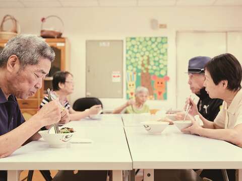 長者在信義老人服務中心共餐，讓銀髮族度過愉快的午餐時間。（攝影／張致遠）