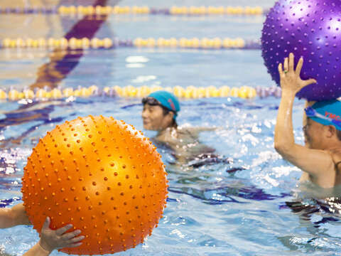 水中活動和緩較不易受傷，可讓長者們輕鬆健身。（攝影／楊智仁）