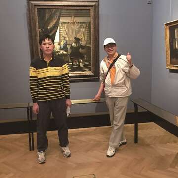 羅天一副教授（右）發現兒子Billy的繪畫天賦，便時常帶他到歐洲知名博物館、美術館欣賞名畫。（圖／羅際夫提供）
