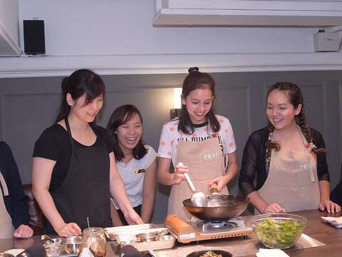 臺北市觀光傳播局邀請美國跆拳道選手莎曼瑞體驗廚藝教室。