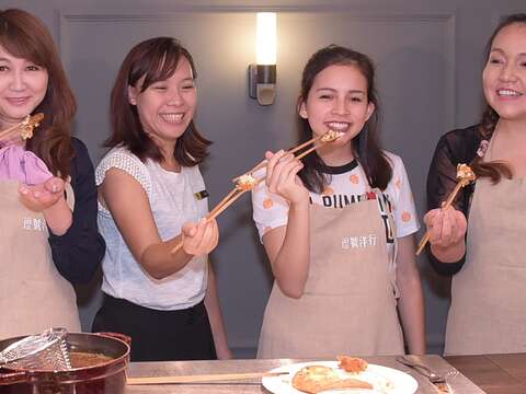 觀傳局長簡余晏與姊妹倆手做臺式三杯雞料理，直呼口感美味。
