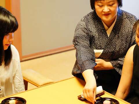 日式旅店女中貼心、細緻的服務方式給人賓至如歸的感受。（攝影／楊智仁）