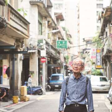台大哲學系教授李日章在赤峰街度過他的童年。（攝影╱黃宇凡）