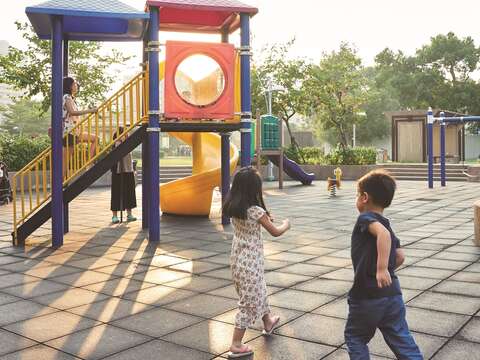 從早期到現在，建成公園一直是附近孩童最喜愛的遊樂場所。（攝影╱黃宇凡）
