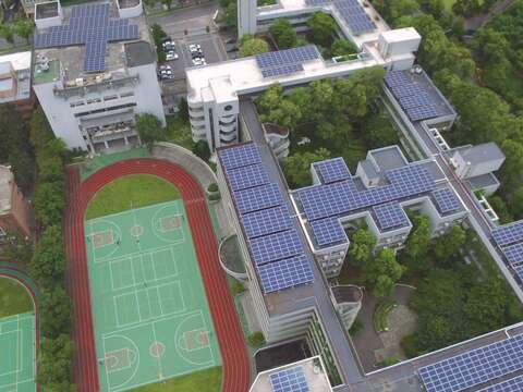 各級學校積極安裝太陽能發電系統，圖為士林區天母國中。（圖／台北市政府產業發展局提供）