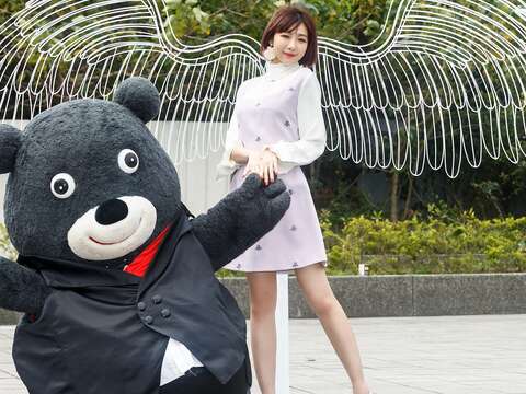 情人節將至，可愛熊讚在臺北燈節現場向林明禎示愛