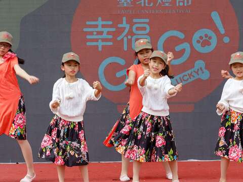 哈客童謠營為踩街大遊行增添可愛活力。