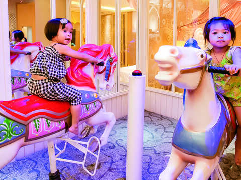 旋轉木馬、兒童沐浴玩具，讓孩童也能快樂度過住宿時光。（圖／薇閣大直旗艦館提供）