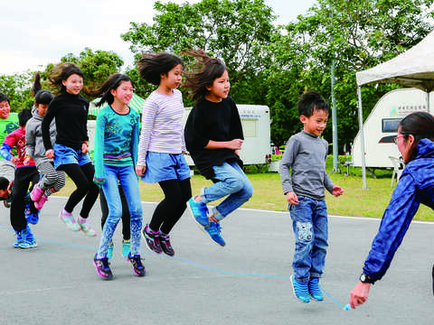 華中露營場有遼闊平坦的場地，可讓孩子們盡情奔跑遊玩。（攝影／楊智仁）
