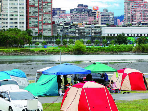 華中露營場依傍河岸邊，還有露營拖車組成的露營區，是市區難得的露營好場地。（攝影／楊智仁）