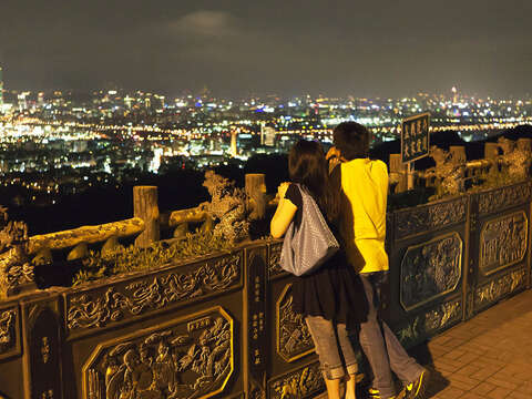 從碧山露營場旁的碧山巖（開漳聖王廟前）可俯瞰台北市迷人夜景。（攝影／楊智仁）