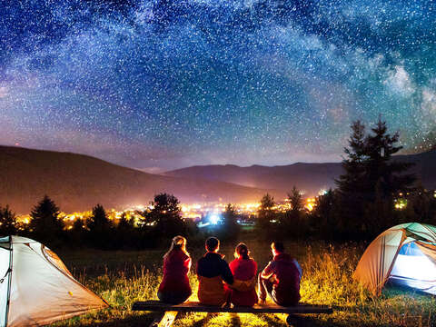 露營在全球各地掀起熱潮，以更親近自然的方式達到放鬆目的。（圖／Shutterstock提供）