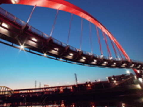 彩虹橋的光雕橋樑夜景美不勝收。（王能佑攝）