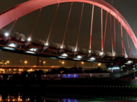 夜幕低垂，彩虹橋燈影投射，為台北夜景增添奪目光彩。