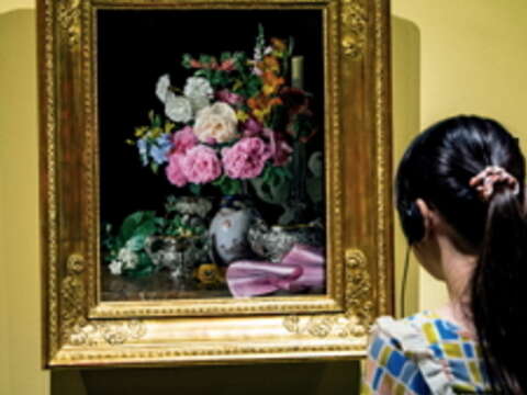 靜物畫中的傑作〈瓷瓶中的花與燭台及銀器〉。