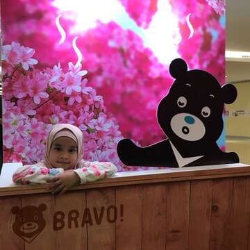 印尼小朋友在拍照體驗區與熊讚一起泡溫泉