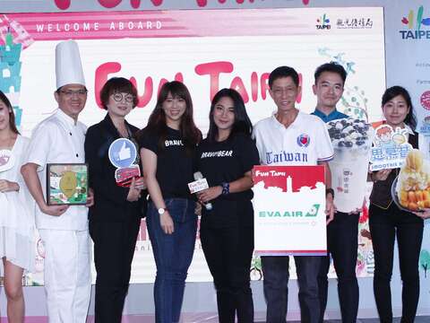 陳思宇與產業代表們向印尼民眾介紹臺北優惠產品，歡迎大家一起FUN_TAIPEI
