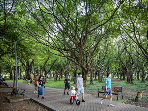公園內悠閒散步的民眾