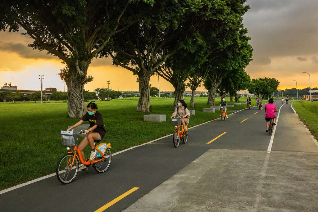 在夕陽下騎乘腳踏車的民眾