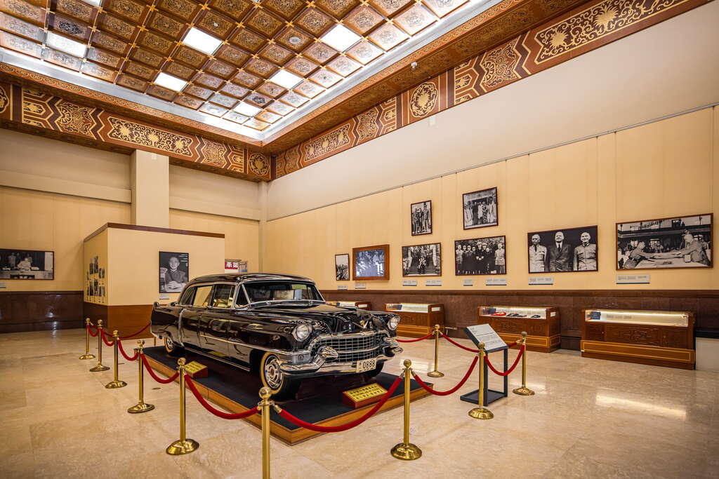 馆内展示着蒋公座车与历史相片