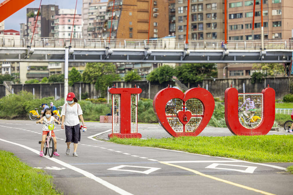 家長帶著孩子騎乘自行車，享受親子間的快樂時光(圖片來源：臺北市政府觀光傳播局)