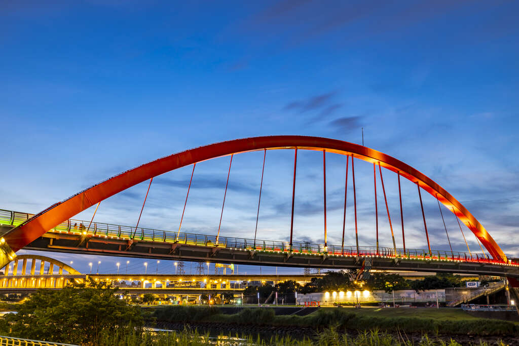 傍晚時刻點燈的彩虹橋甚是美麗(圖片來源：臺北市政府觀光傳播局)