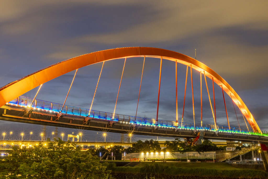 燈影照射下的彩虹橋全景吸引不少攝影愛好者前來取景(圖片來源：臺北市政府觀光傳播局)