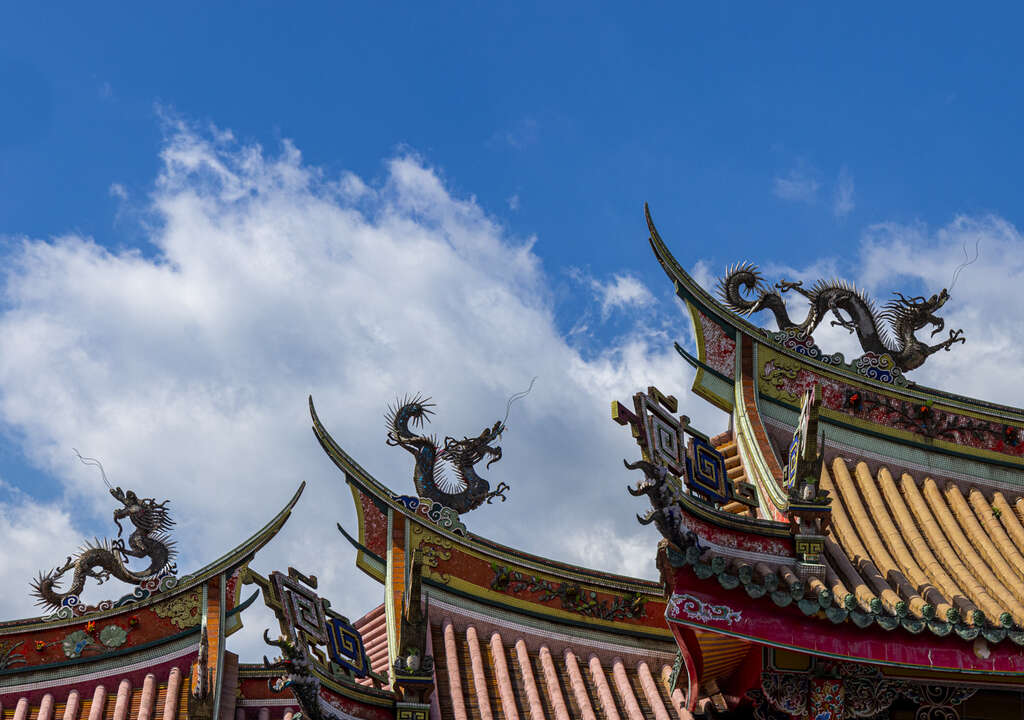 屋顶上的龙雕像栩栩如生，相当精细(图片来源：台北市政府观光传播局)