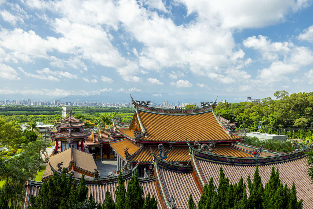 俯瞰着雄壮的忠义庙与台北盆地美景(图片来源：台北市政府观光传播局)