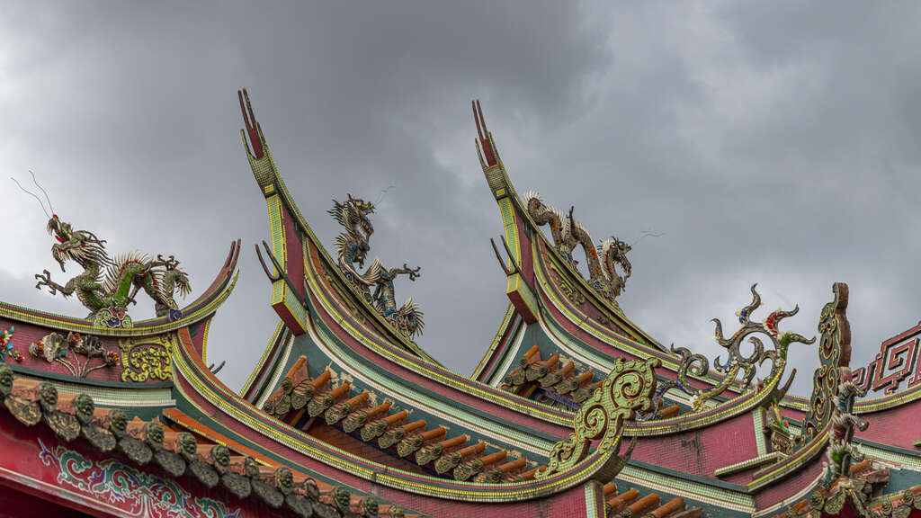 庙顶的龙雕栩栩如生，彷佛下一秒就要飞向天空(图片来源：台北市政府观光传播局)
