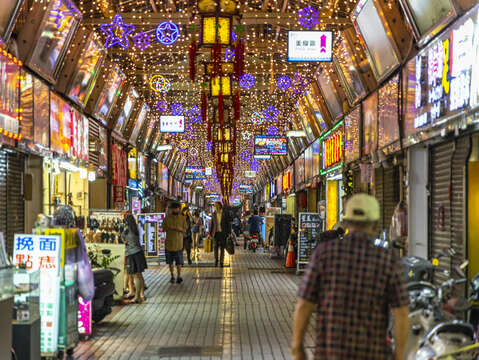 燈飾讓街道更加明亮(圖片來源：臺北市政府觀光傳播局)