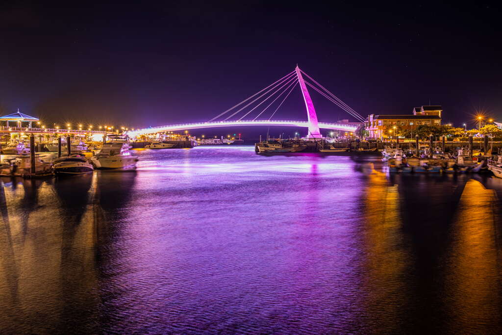 情人橋夜晚倒映在河面的彩色燈光(圖片來源：新北市觀光旅遊網)